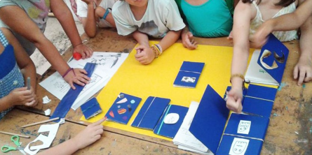 Taller familiar dibuixar en un llibret